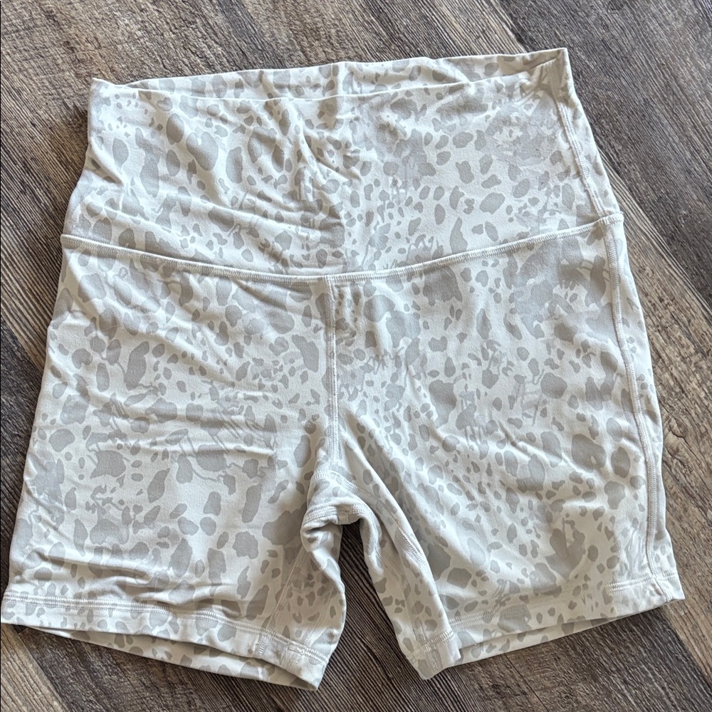 Lululemon Athletica Cream Patterned Bike Shorts